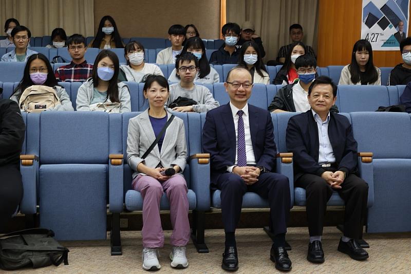 與會師生與講者合影。