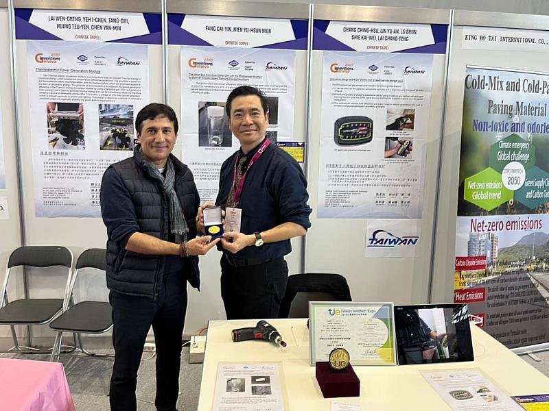 隨團張老師與國際發明總會會長現場合照