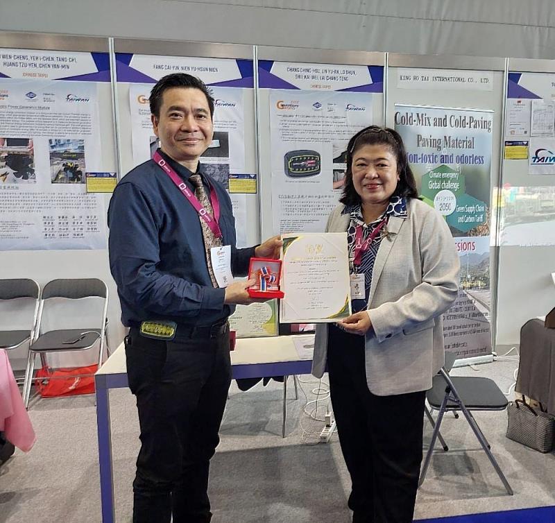 泰國發明協會會長頒發特別獎與張老師合照