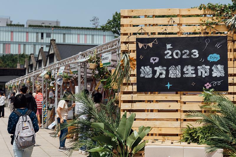 圖5 超過40家各具特色的地方創生業者參與市集活動，販售各類型商品及服務，提供現場民眾參觀選購。