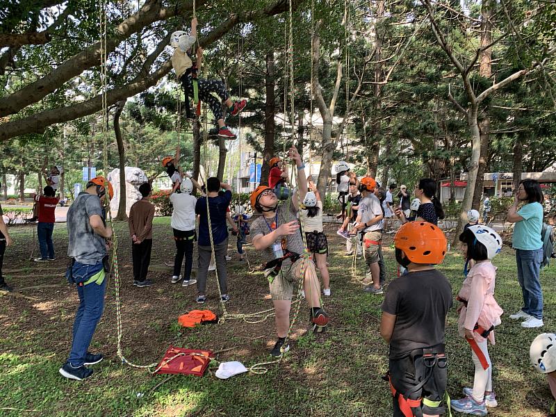 登山社特別與桃園市童軍會呂理祿訓練員共同辦理攀樹及走繩活動