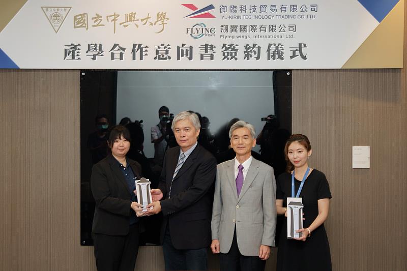 御臨科技鄭宇彤執行長(左1)、翔翼國際余佩蓉經理(右1)捐贈華碩手持式超音波給興大