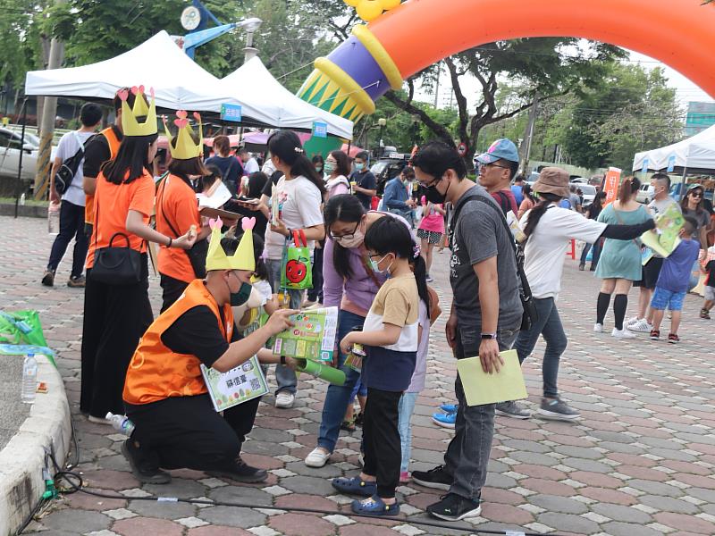許多家長帶孩子一起來闖關冒險