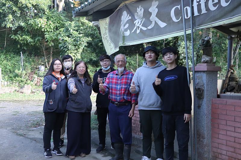 洪翊雯(左1)與資管系學生拜訪308老農夫咖啡