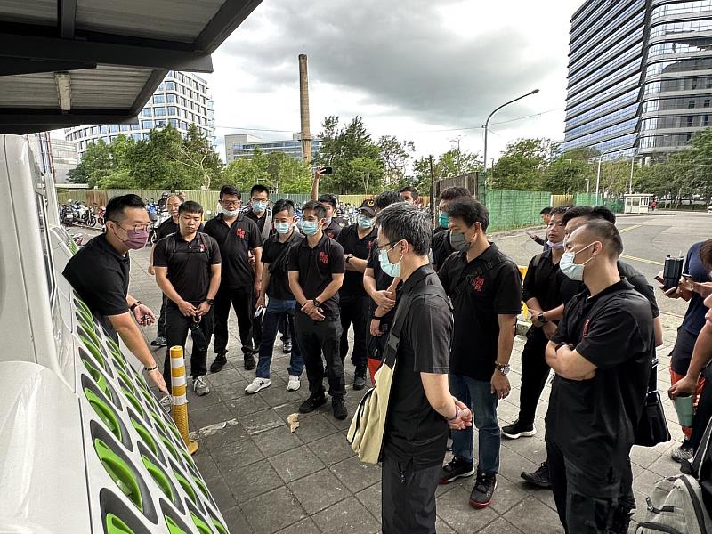 新北市政府消防局特於112年5月2日下午2時分別於9樓禮堂及板橋愛買Gogoro充電站辦理電動機車火災搶救訓練，藉以提升搶救能力。