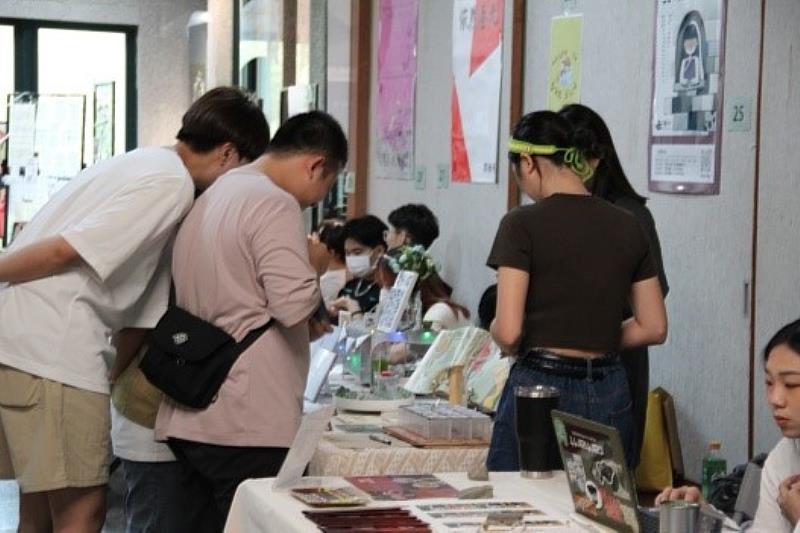 文藻外大至善樓藝術迴廊靜態展示,參展學生介紹展演作品。