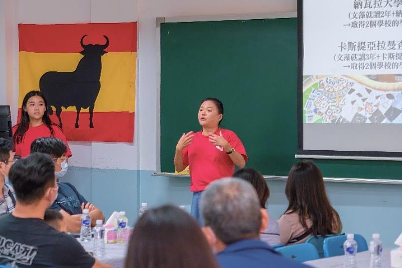 西班牙語文系主任金賢真主任（中）介紹雙聯學制。