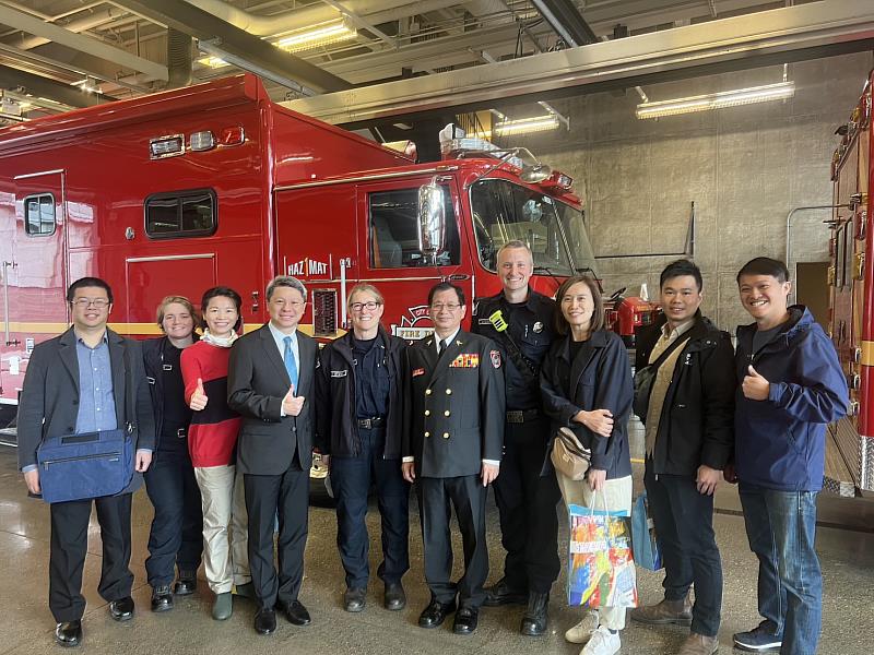 西雅圖消防局第10消防站帶隊官蘇（左五）及消防員丹尼爾（右四）熱情向考察團介紹隊務運作模式及車輛配備。
