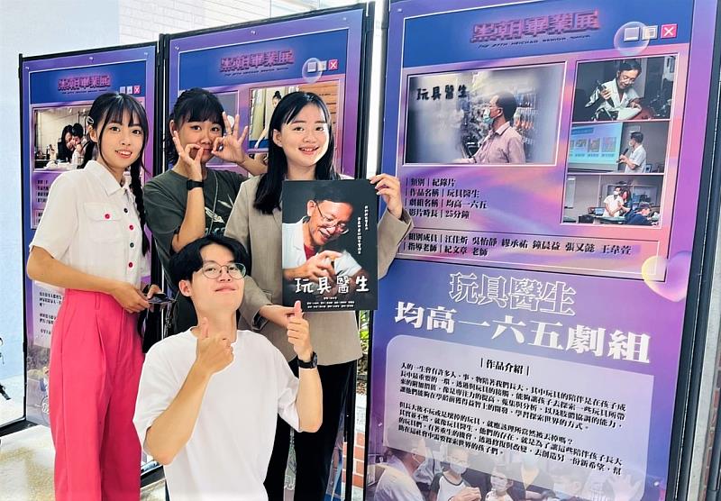 紀錄片《玩具醫生》以細膩的角度詮釋玩具修復師背後的感人故事，頗受好評。