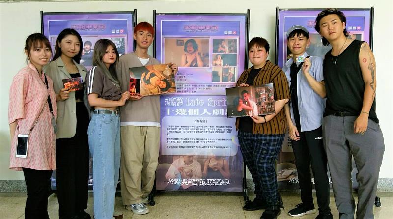 由朝陽傳播藝術系大馬生、港生及台灣學生共同拍攝的作品〈遲暮〉，以不同視角探討女性議題，具有挑戰性。