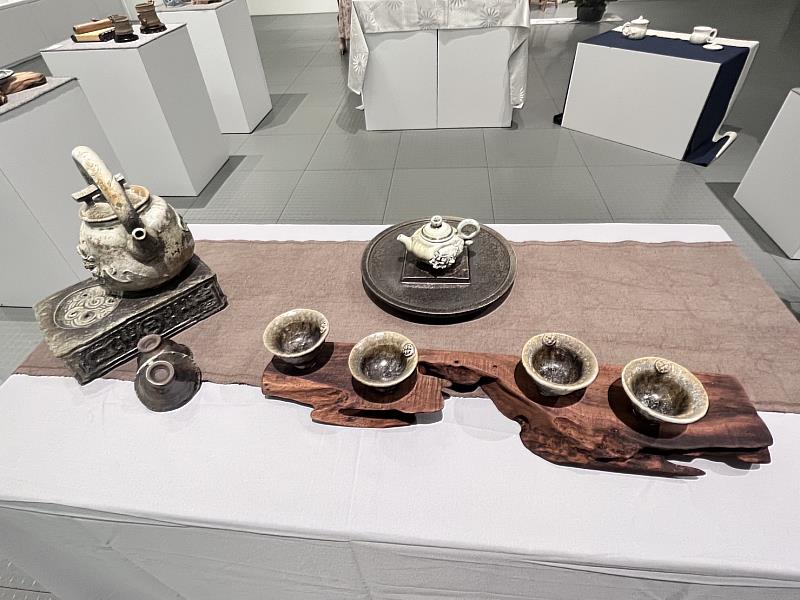 官網-成果展展出50餘件作品，內容從製茶開始，結合陶藝設計與創作，展現同學們多年所學的心血成果