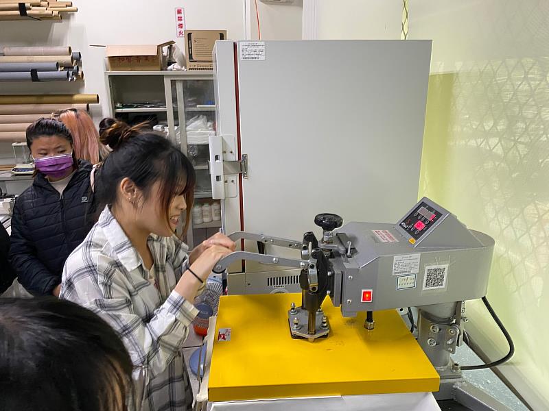 吳鳳科大學生親身操作熱昇華轉印機