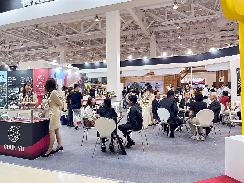 台灣國際扣件展今起至5日於高雄展覽館登場，計有283家廠商、835個攤位參展，現場人潮滿滿。