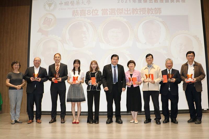 洪明奇校長（中）頒獎表揚2021年度榮獲「傑出教授」八位得獎人