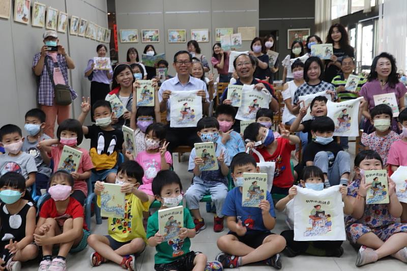 中華醫大藝術中心舉辦《奶奶的裁縫車》繪本分享暨原插畫展，孫逸民校長及作者鄭博真教授和幼兒園小朋友開心分享繪本故事