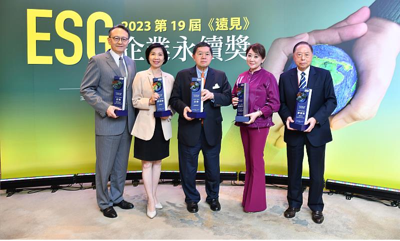 遠東集團關係企業獲得多個獎項。遠傳董事長徐旭東(中)、總經理井琪(左二)。