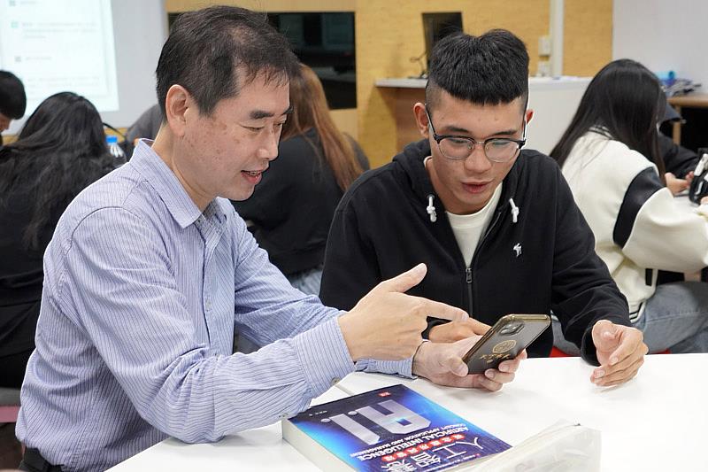 大葉大學資管系吳為聖老師(左)分享操作技巧