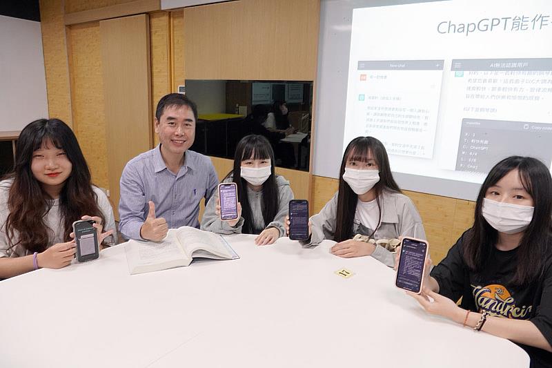 大葉大學資管系吳為聖老師(左二)的人工智慧與產業應用課程，結合理論與實作