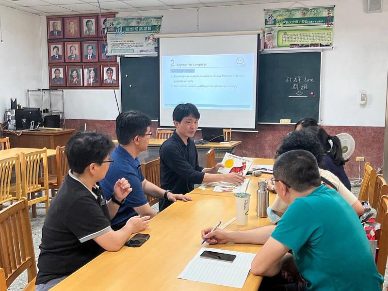 嘉義縣鄉鎮跨校英語社群 教師協力陪伴hold教學
