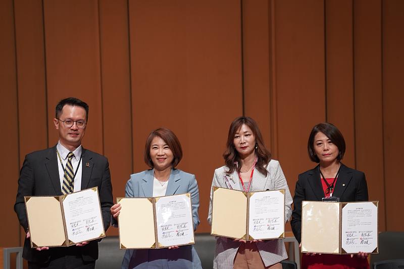 屏東縣長周春米與台灣旅行業國民旅遊發展協會理事長蔡子建(左一)、臺北市旅行商業同業