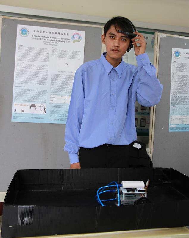 元培醫工系印尼籍學生潘福霖畢業專題研究腦波控制自動車
