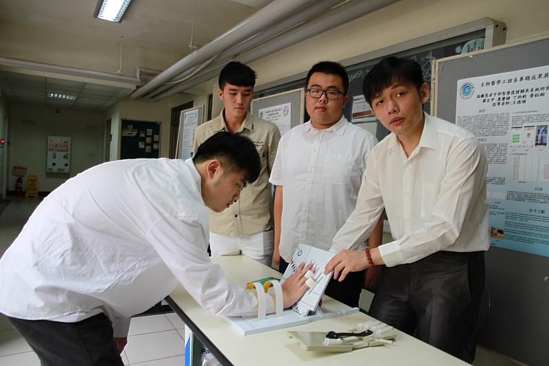 元培醫工系學生羅生申(左一)、詹慶鏈(左二)、丁柏鈞與黃鈺翔(前)為畢業專題自製手部復健輔具並測試成效