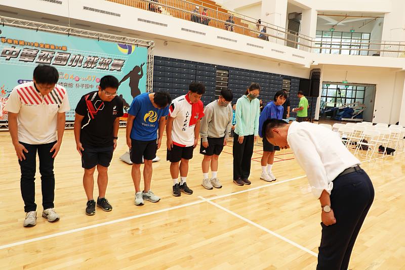 睽違30年！中華盃國小排球賽再次於嘉義縣舉辦！翁縣長親自為選手加油打氣