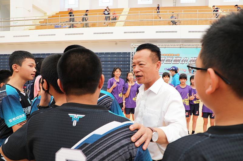 睽違30年！中華盃國小排球賽再次於嘉義縣舉辦！翁縣長親自為選手加油打氣