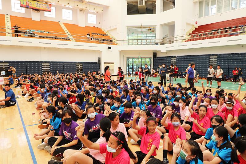 睽違30年！中華盃國小排球賽再次於嘉義縣舉辦！翁縣長親自為選手加油打氣