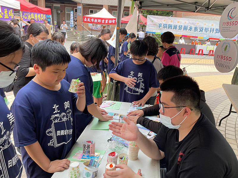 大葉大學消防學程學生透過遊戲教北美國小小朋友認識科學