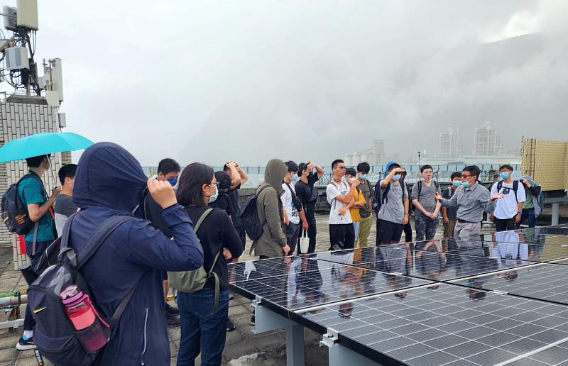 光東華大學光電工程學系師生於秀林鄉和平電廠探究太陽光電的奧秘。
