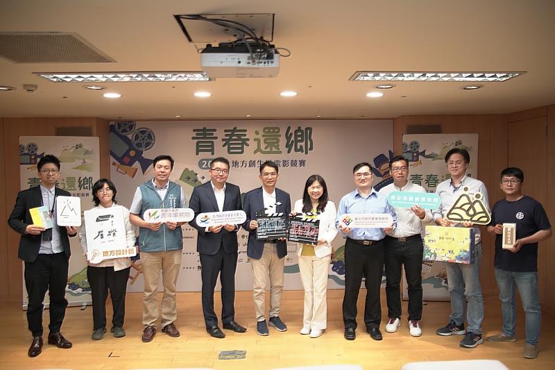 開跑儀式合照，從左至右分別為基隆創生林書豪、桃園創生莊茹絜、桃園青年局專委溫建源、基隆產發處處長林鼎超、新北市秘書長邱敬斌、藝術創生基金會董事長李永萍、台北市產發處農發科科長呂丘鴻、新北青年局創業科科長江奇叡、新北創生賴家華、台北創生王宣智