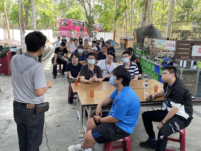 學生認真聆聽菱殼炭循環利用過程