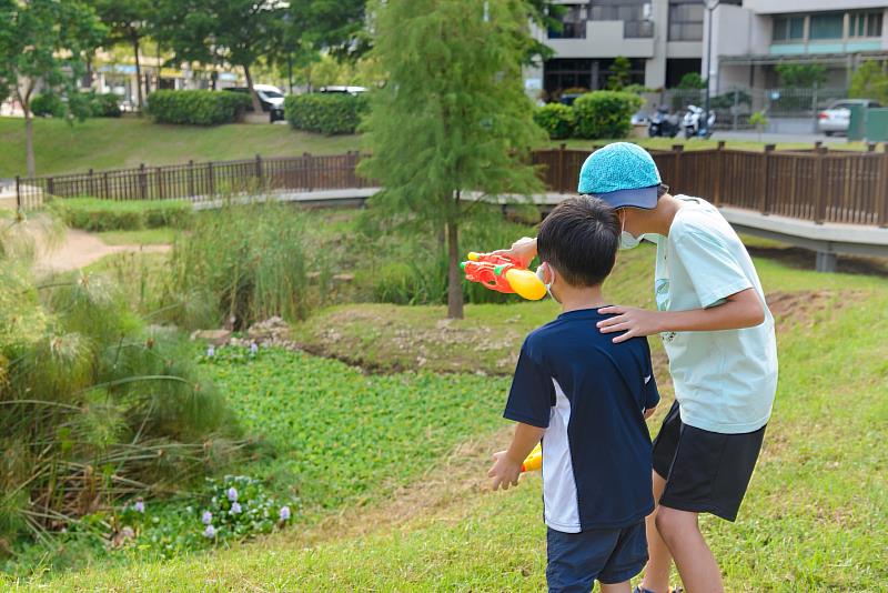 宗北公園為滯洪池公園，規劃時考量安全與景觀性，將原有的濕式滯洪池改善為生態觀察池，達到寓教於樂的效果。