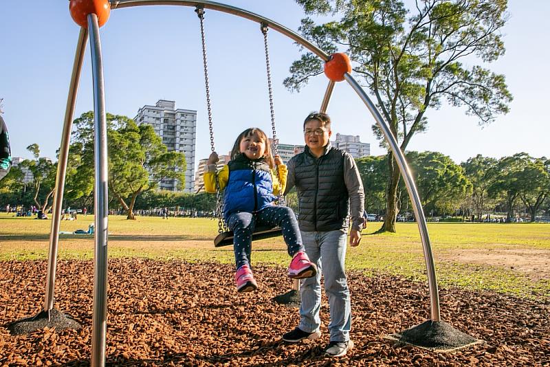 新北市政府為提供市民更完善且安全的休憩空間，將多處公園改造成為特色共融公園打造更優質的公園環境