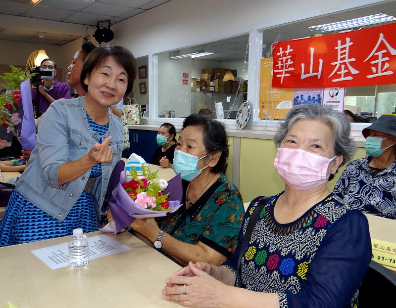 致贈長輩康乃馨花束表關懷。