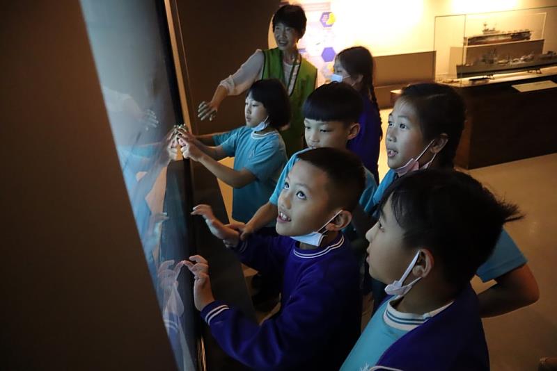 嘉興國小學童參觀長榮海事博物館，首次體驗多媒體遊戲格外興奮