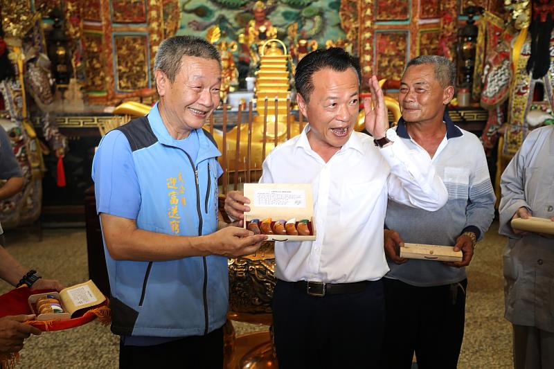傳統杯筊變時尚！全新台灣杯亮相 翁章梁參與開杯
