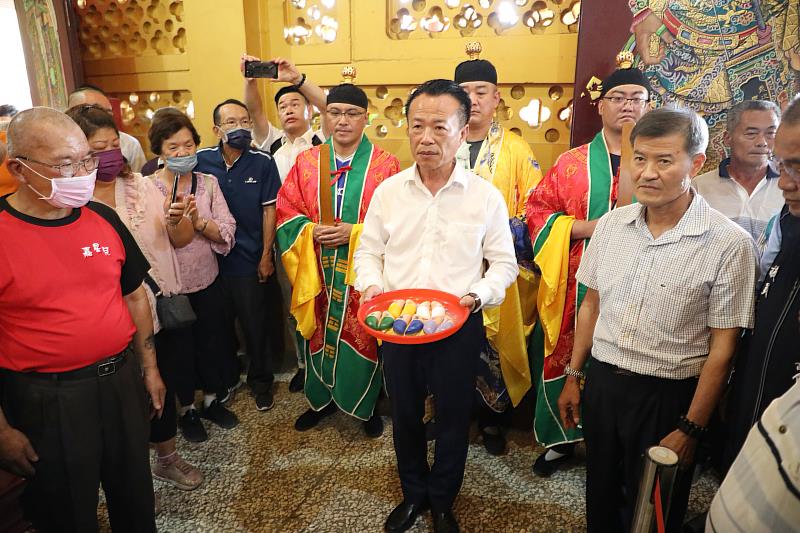 傳統杯筊變時尚！全新台灣杯亮相 翁章梁參與開杯