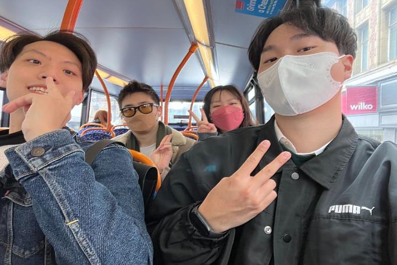 中華大學台英雙學士學位專班首屆赴英學生，經常利用假日到其他城市和國家旅行，拓展國際視野。