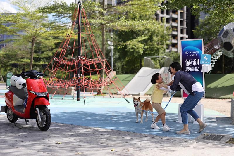 Ionex i-One 車系廣受女性車主好評！為回饋消費者支持更歡慶母親節，Ionex 為媽咪們獻上「免費騎到飽」，用市場最高優惠把 i-One Air 騎回家、喜歡都會出行的媽媽更可以用市場最低價購入 i-One 都會版！現在就帶著媽咪到店賞車，送進心坎禮！