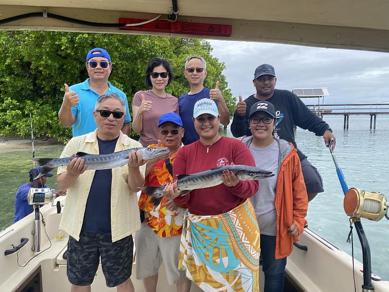 田中光特使與馬國外貿部長柯布雅釣獲大魚後合影