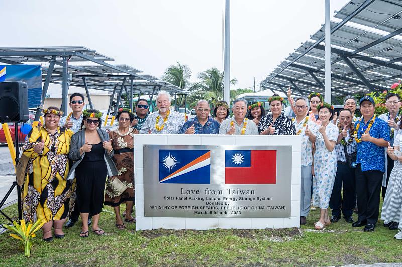 田中光特使訪團乙行出席我國捐贈馬久羅醫院之太陽能儲電設施揭牌儀式。