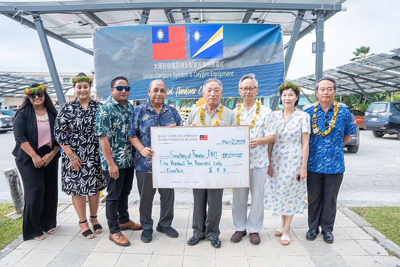 田中光特使代表我國政府捐贈馬久羅醫院採購製氧機經費