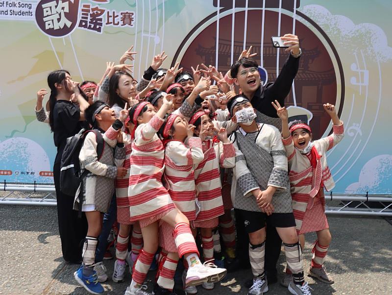 官網-嘉興國小第一次參加鄉土歌謠比賽，即以泰雅族歌謠《收割歌》、《祭神·走吧》獲得特優