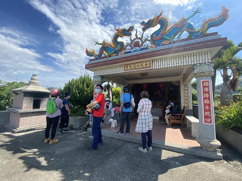 住戶也參訪附近的土地公廟