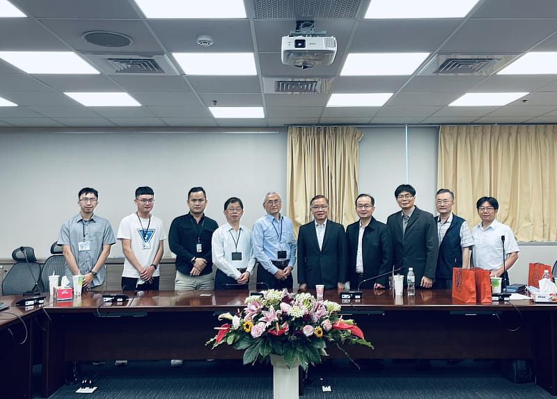 大葉大學葉副校長率老師們前往船舶中心交流研討並訪視兩位實習學生(中左為船舶中心謝耀安副執行長，左起兩位為大四實習生陳亦儒、褚庭桓)