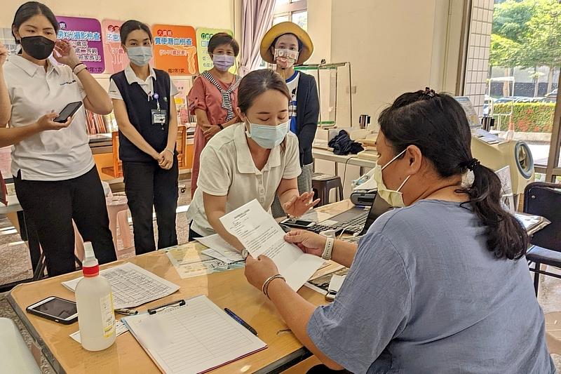 當民眾來到乳攝車服務定點，會有專人引導報到填單，並詢問是否願意等待取得報告。