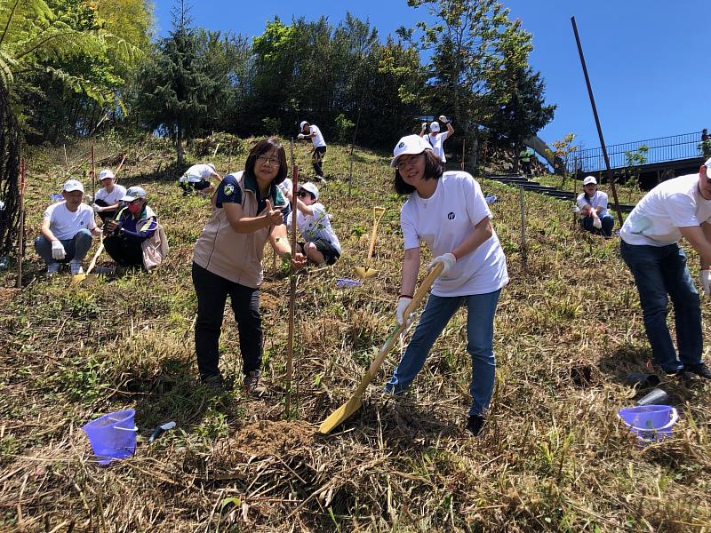 董事長王靜秀率領客戶及員工身體力行植樹減碳