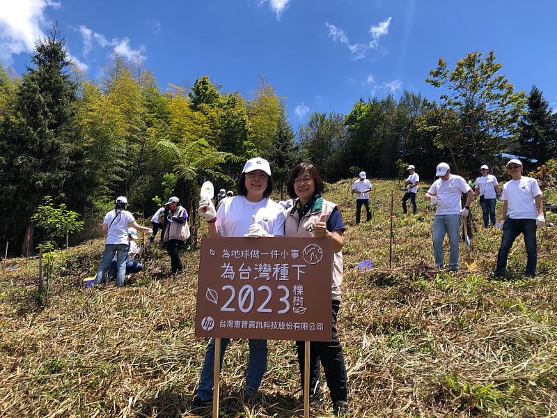 惠普資訊科技5日於嘉義林管處造林地種下2023株造林木